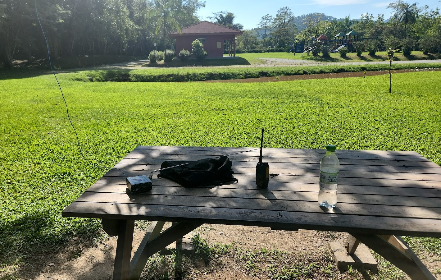 Setup do field day em uma mesa do Jardim Botânico de Timbó, SC, com o ATS-20+ e a antena de fio