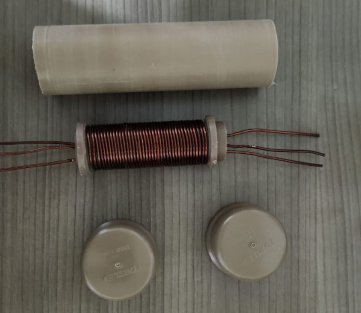 Bobina, cano de PVC de 32 mm e tampões