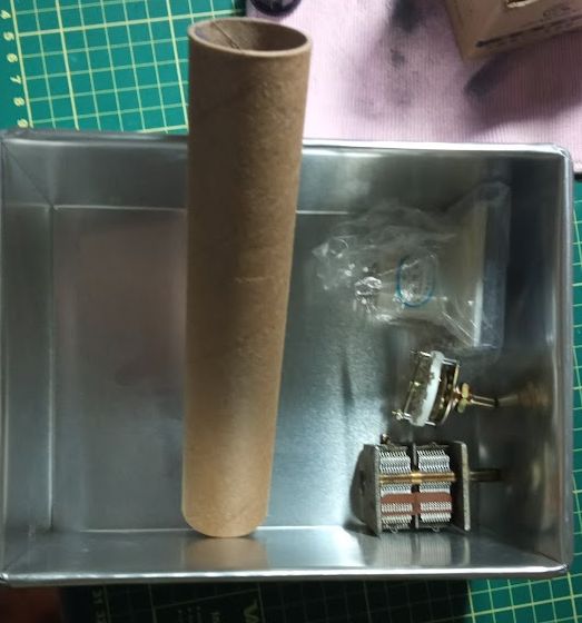Caixa com o tubo de papelão, capacitor variável e chave seletora
