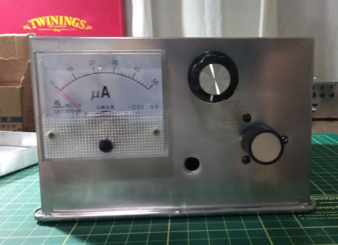 Painel frontal com o medidor de µA e os knobs