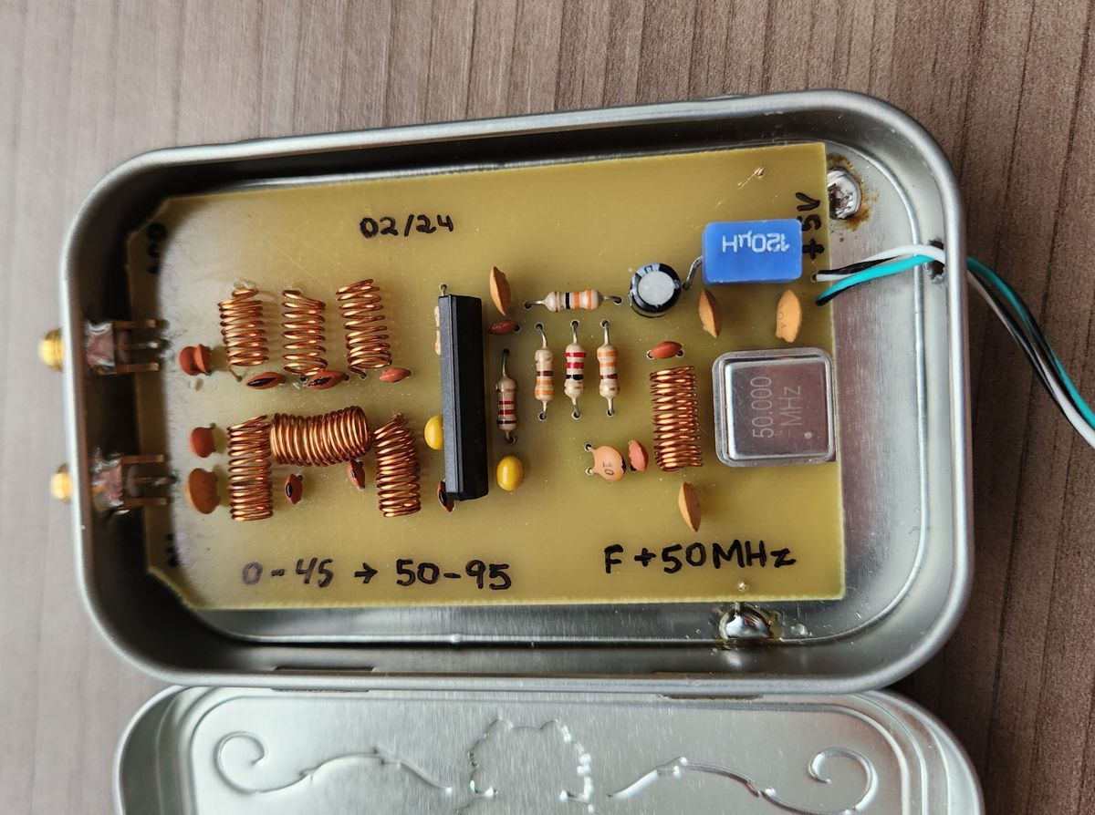 Placa instalada na latinha, com as marcações de frequência