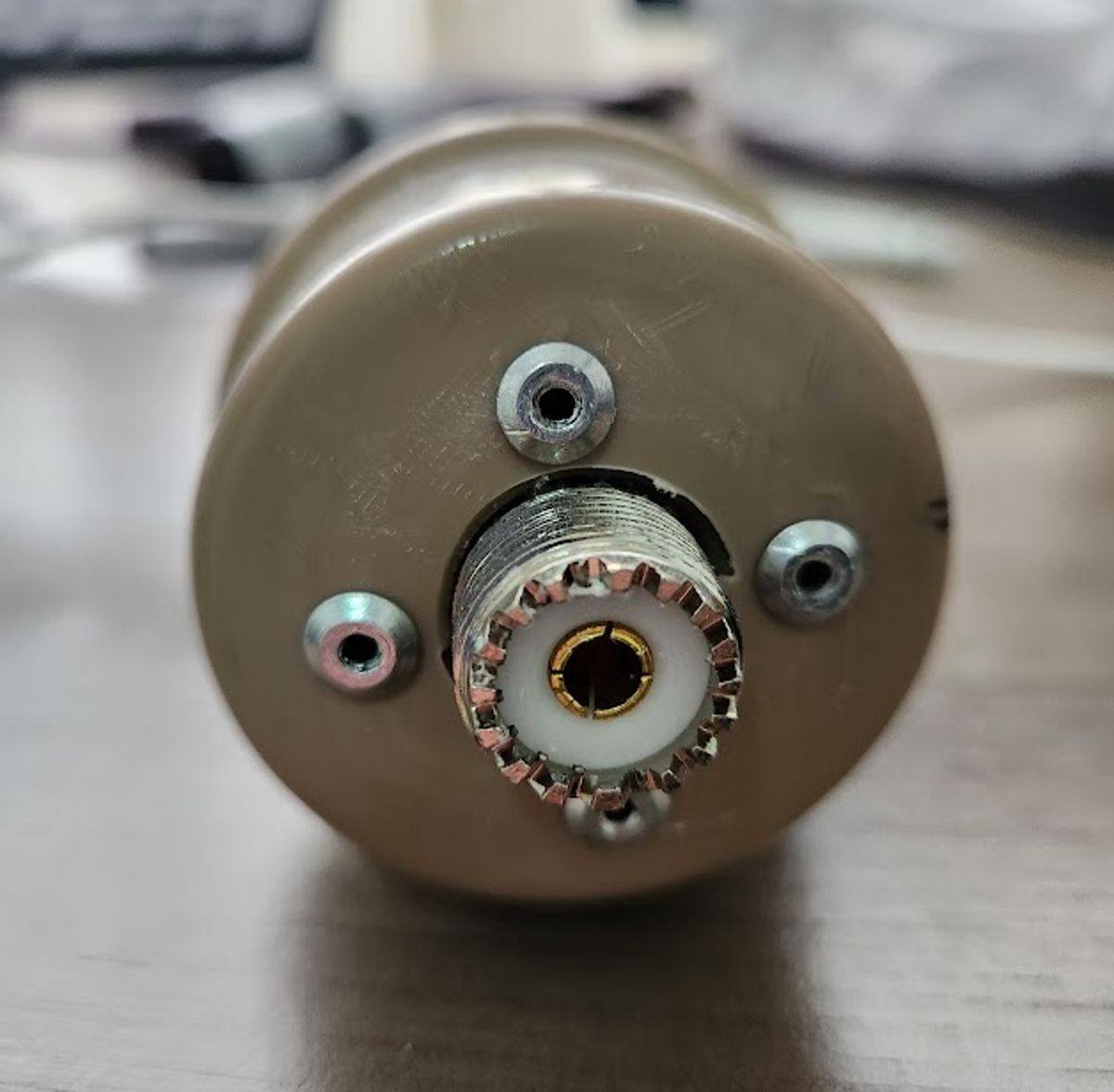 Tampão inferior com o conector UHF fêmea