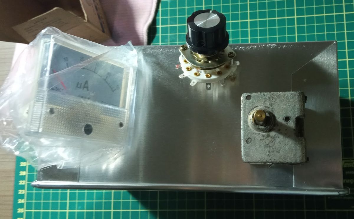 Vista do painel com o medidor, a chave seletora e o capacitor variável