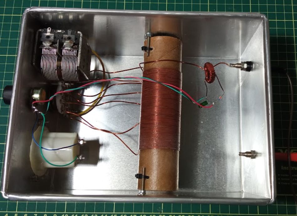 Montagem interna: capacitor variável, L2 e o toroide L1