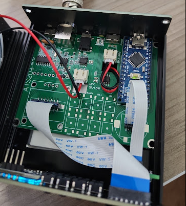 Vista interna do ATS-20+, com a placa Si4732 e o Arduino Nano